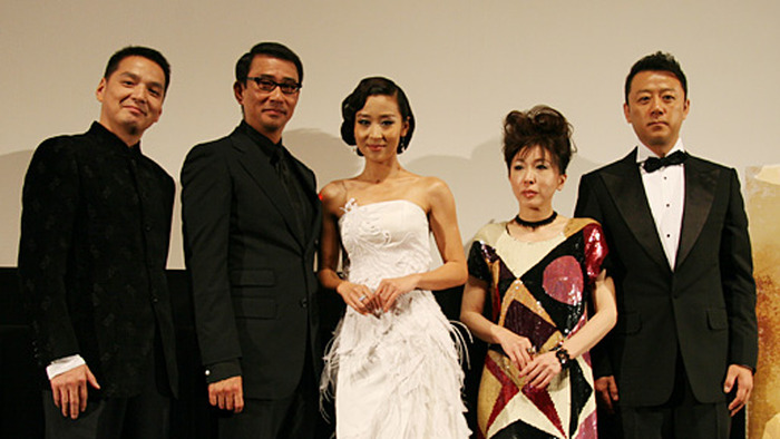 『鳳凰　わが愛』舞台挨拶にて（左から）ジヌ・チェヌ監督、中井貴一、ミャオ・プゥ、勝木ゆかり、グォ・タォ