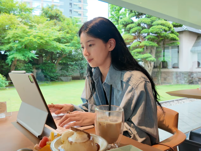 女優ペ・スジが東京で“のんびり”。公園やカフェで過ごす飾らない姿が「癒される」と反響!