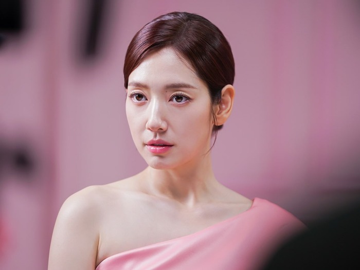 「本当に妊婦さん…？」出産目前の女優パク・シネが魅せた“歴代級”の清楚な美貌【写真】