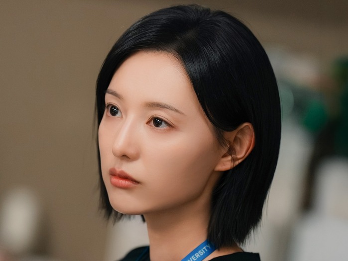美しき「狂犬」誕生…!女優キム・ジウォン、漆黒の眼光で魅せる“冷徹ドクター”スチール初公開【写真】