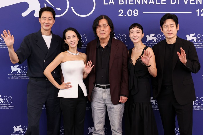 チョ・インソン チョ・ヨジョン、イ・チャンドン監督、チョン・ドヨン ソル・ギョング ベネチア国際映画祭 写真:REX/アフロ