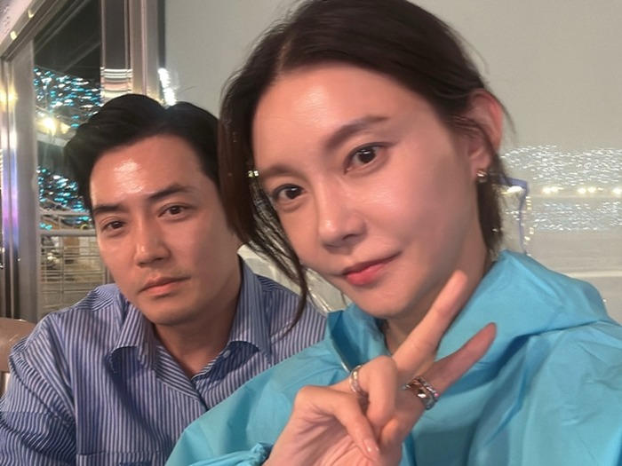 夫婦で「英雄時代」の仲間入り!チュ・サンウク夫妻がイム・ヨンウンのコンサートで熱狂!【写真】