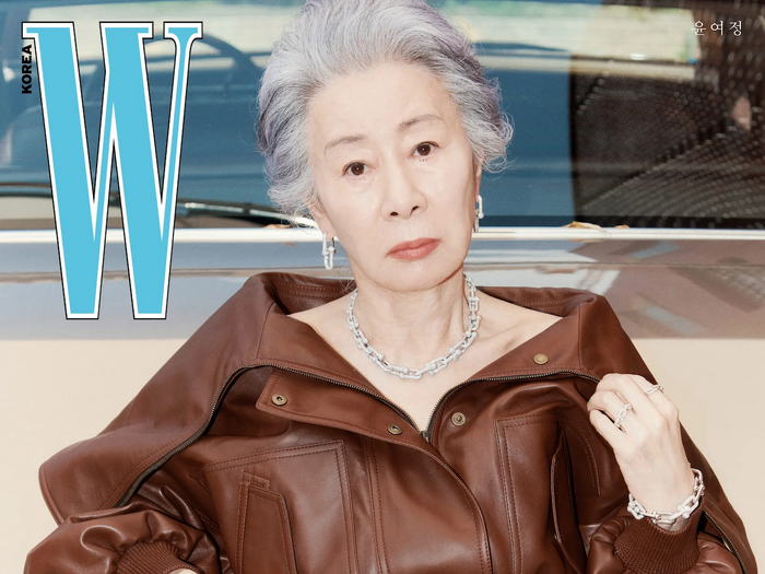 79歳女優ユン・ヨジョン、年齢を超越した美しさと貫禄のオーラ…白髪も“唯一無二の魅力”【写真】