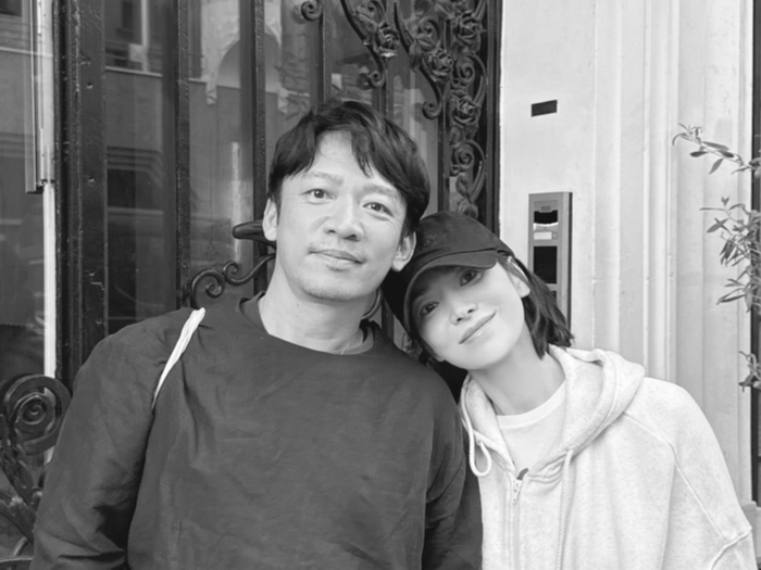 女優ソン・ヘギョ、日本のメイクアップアーティストとの密着ツーショット!モノクロ写真で放つ“格別なオーラ”【写真】