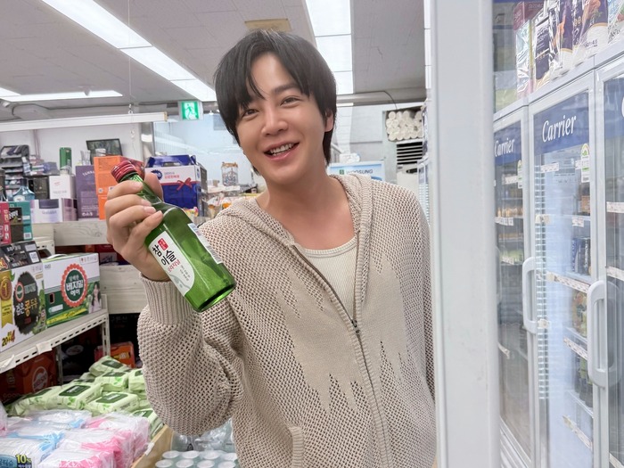 「アジアのプリンス」チャン・グンソクがスーパーで“焼酎探し”!?飾らない姿にキュン【写真】