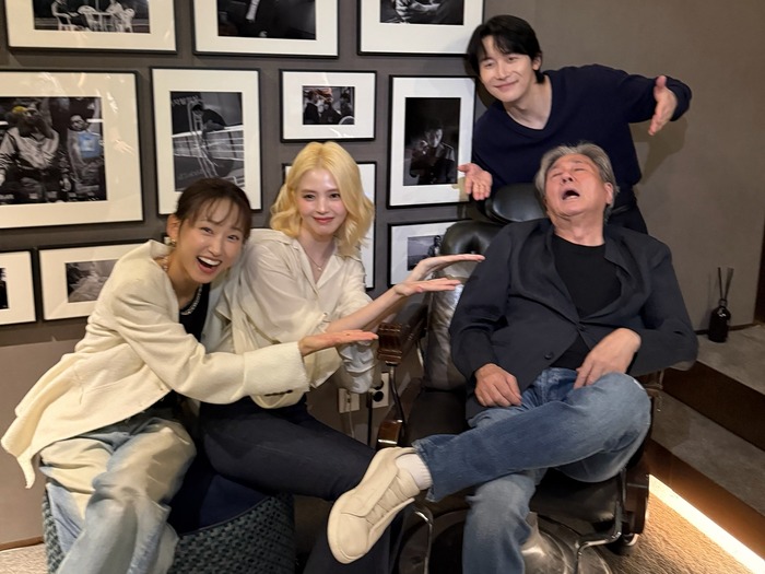 女優ハン・ソヒ、“金髪ボブ”が可愛すぎる…！大先輩チェ・ミンシクとのギャップ満載な日常【写真】