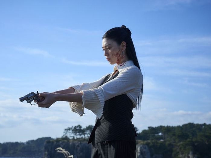韓国映画デビューの女優・三吉彩花、衝撃の“血まみれ姿”を公開!『タチャ』で魅せるドーパミン全開カット