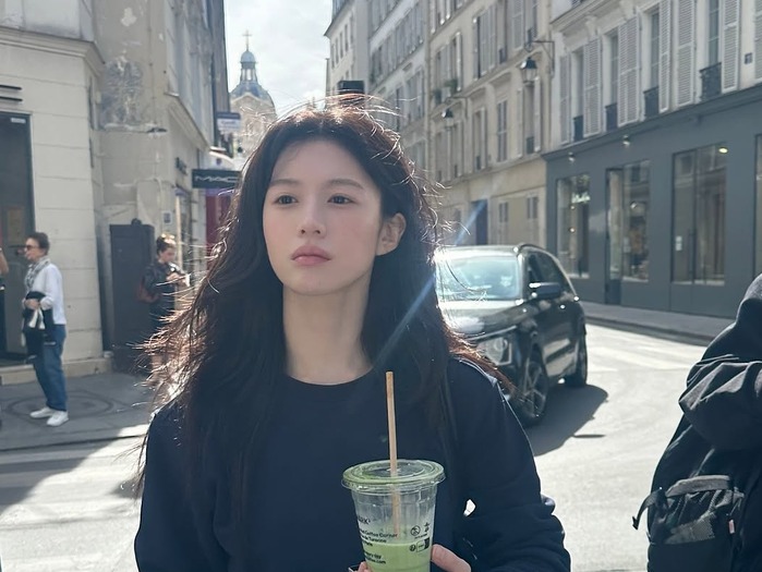 ボーッとした表情も可愛すぎる!女優コ・ユンジョン、パリ滞在中のオフショット【写真】