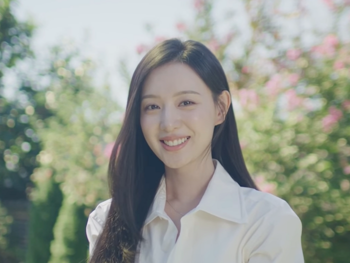 女優キム・ジウォン、初の単独バラエティ出演で伝説の名台詞を披露!カメラ監督たちも思わず“デレデレ”