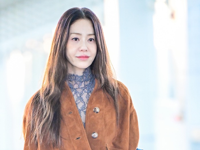 『善徳女王』女優コ・ヒョンジョン、大胆な“シースルールック”もお手のもの!空港がランウェイと化す…【写真】