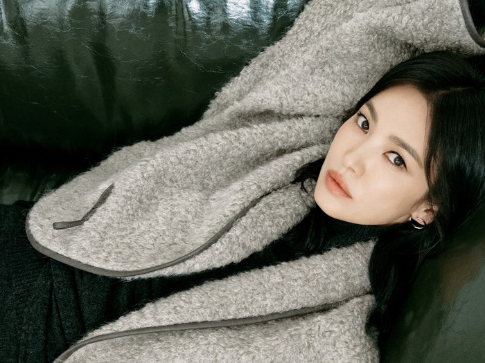 女優ソン・ヘギョ、歳月を感じさせない秋の美貌で魅了「唯一無二の優雅さ」にため息【写真】