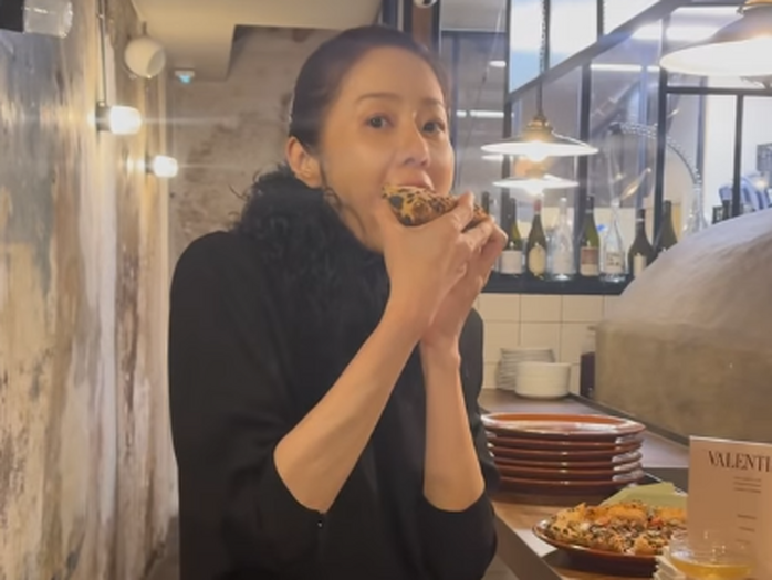 “健康不安説”をはねのけ、豪快なピザモッパン!女優コ・ヒョンジョンがお茶目な近況を届ける【写真】