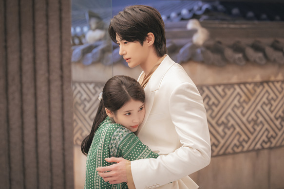 IU＆ビョン・ウソク「21世紀の大君夫人」甘さと緊迫感が混ざり合うハイ