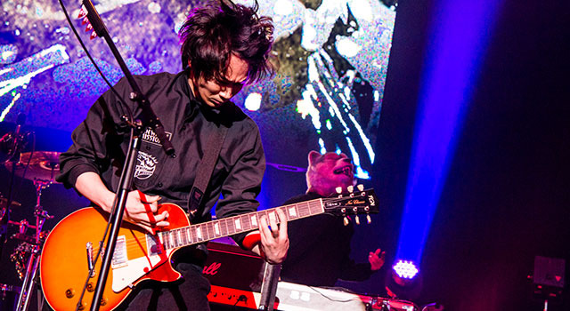 綾野剛、“ギタリスト”として「MAN WITH A MISSION」ライヴアンコールに