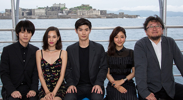三浦春馬＆水原希子ら、軍艦島再上陸に歓喜！『進撃の巨人』完成報告
