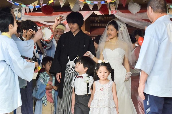 土屋太鳳×山崎賢人「まれ」最終回は“家族総出”の結婚式！ | cinemacafe.net