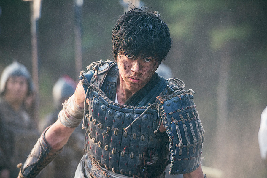 山崎賢人、泥まみれで熱演「キングダム」動画公開！羌カイ＆ホウ煖の姿