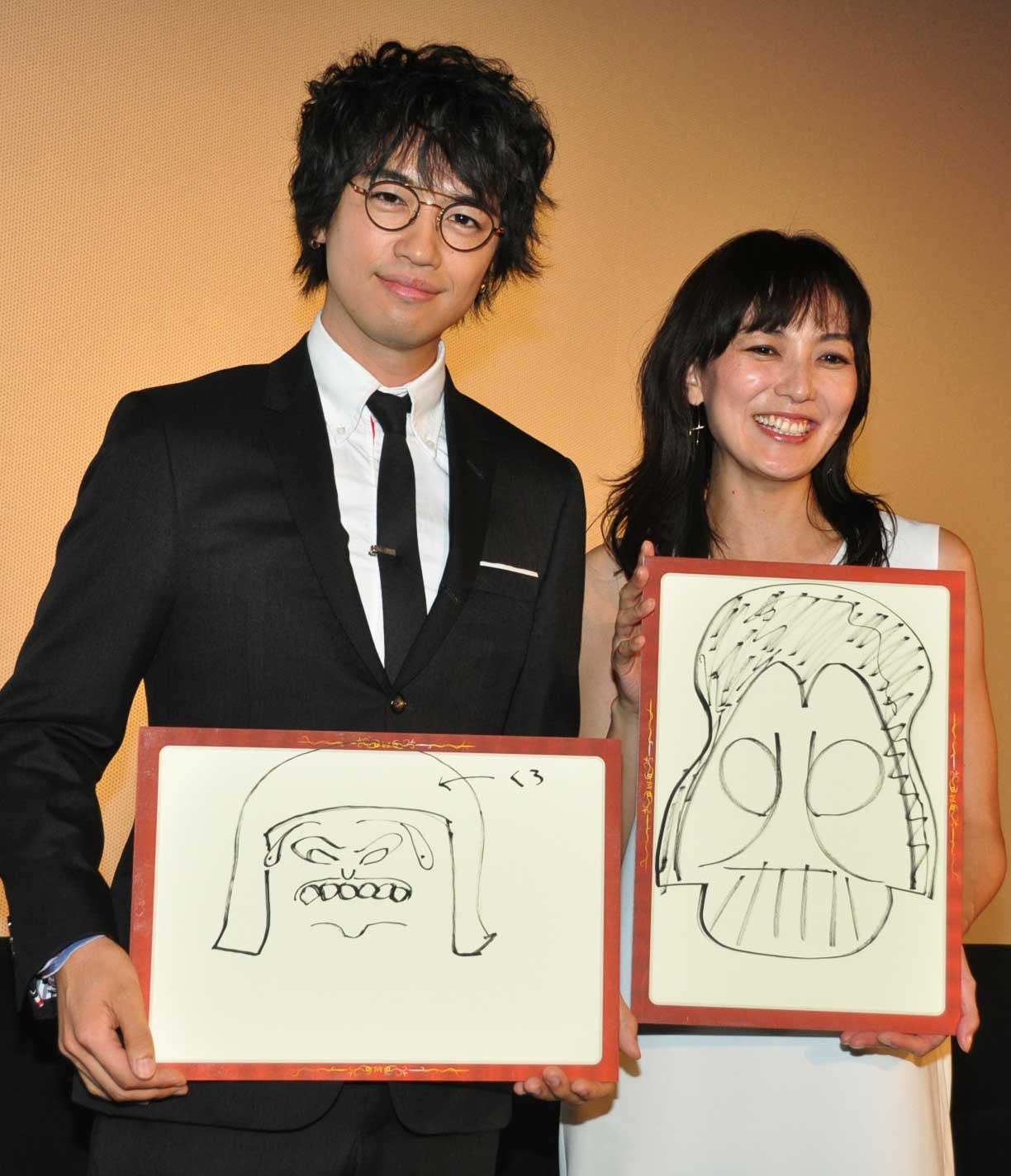 もはや事故レベル？ 斎藤工の描いたダース・ベイダー似顔絵に