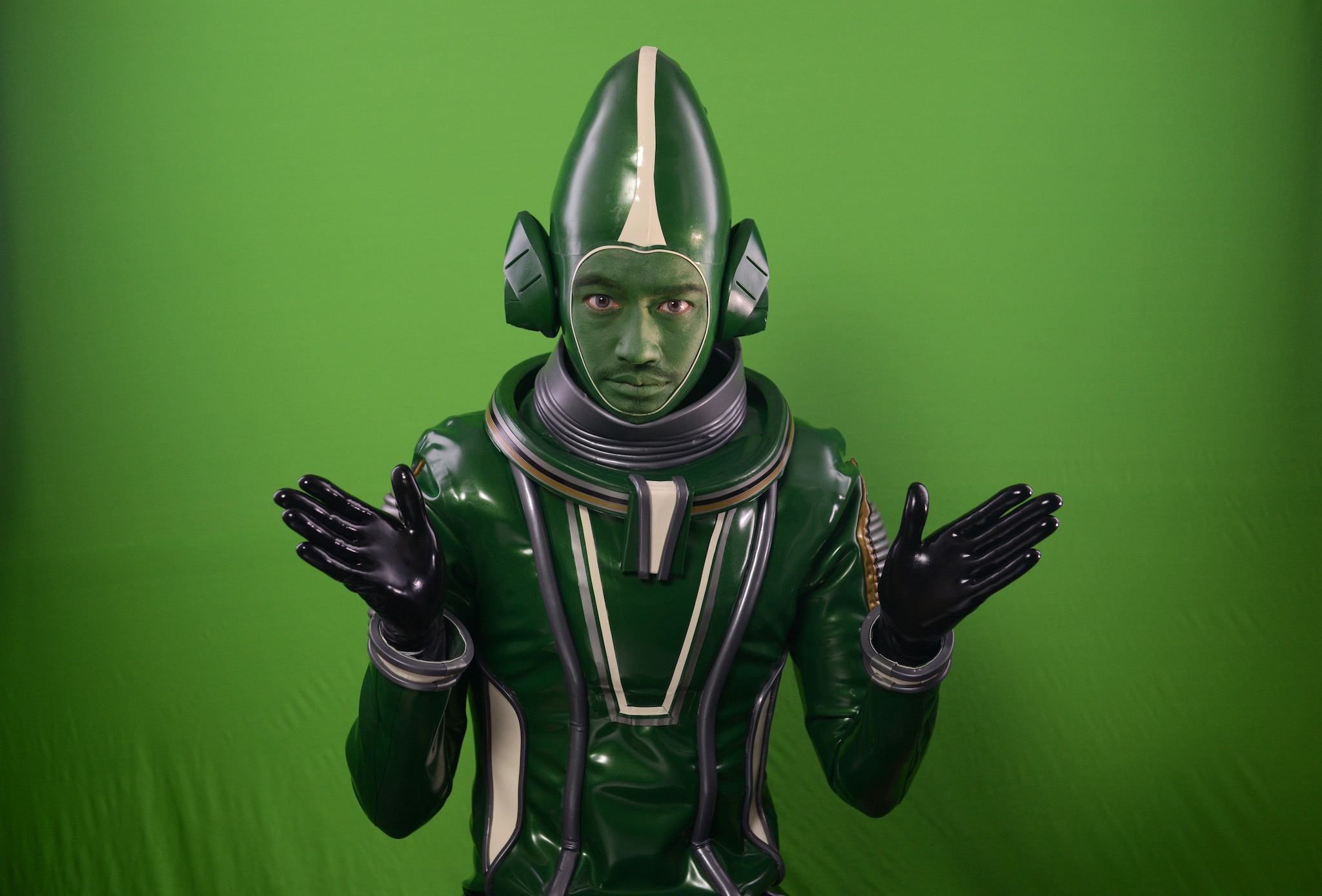 斎藤工、全身緑色の謎の宇宙人に！「宇宙人うそつかない