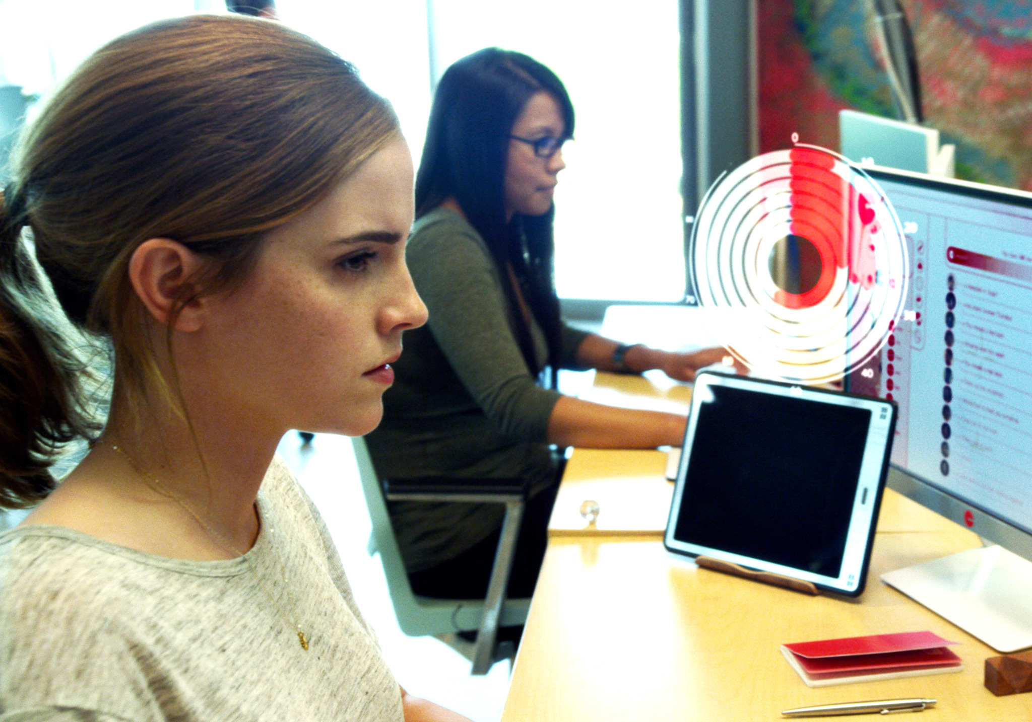 エマ・ワトソンの24時間を1千万人が覗く…『ザ・サークル』劇中写真公開