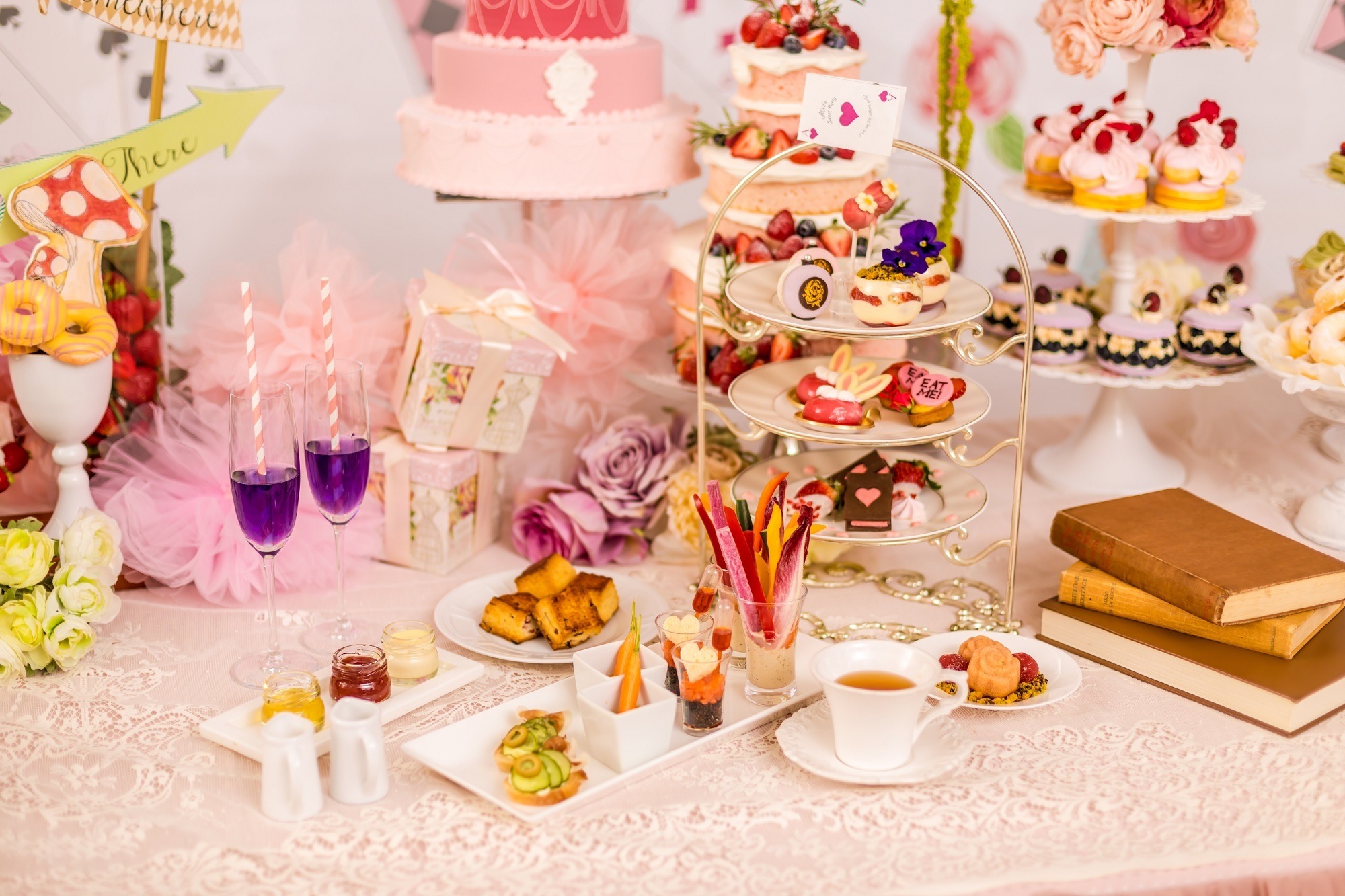 不思議の国のアリス”の世界に入り込んだような、大人かわいいティー