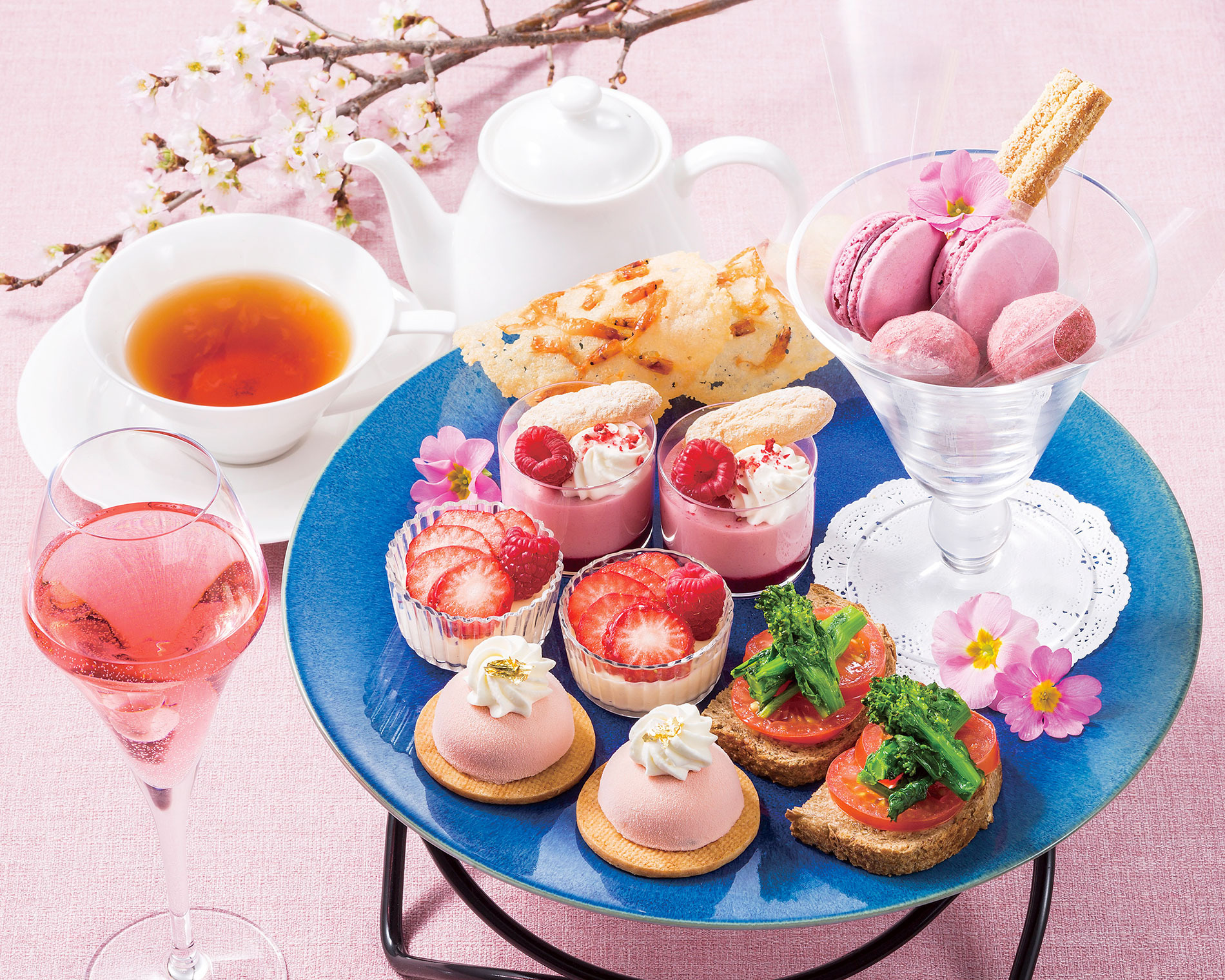 桜や苺を使った、ピンクづくしの春限定ティーセット「ヨックモック