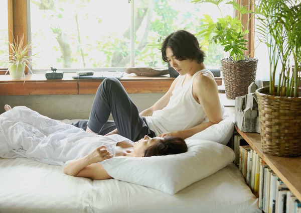 中山美穂＆キム・ジェウク、思わず見とれる…『蝶の眠り』2ショット場面 