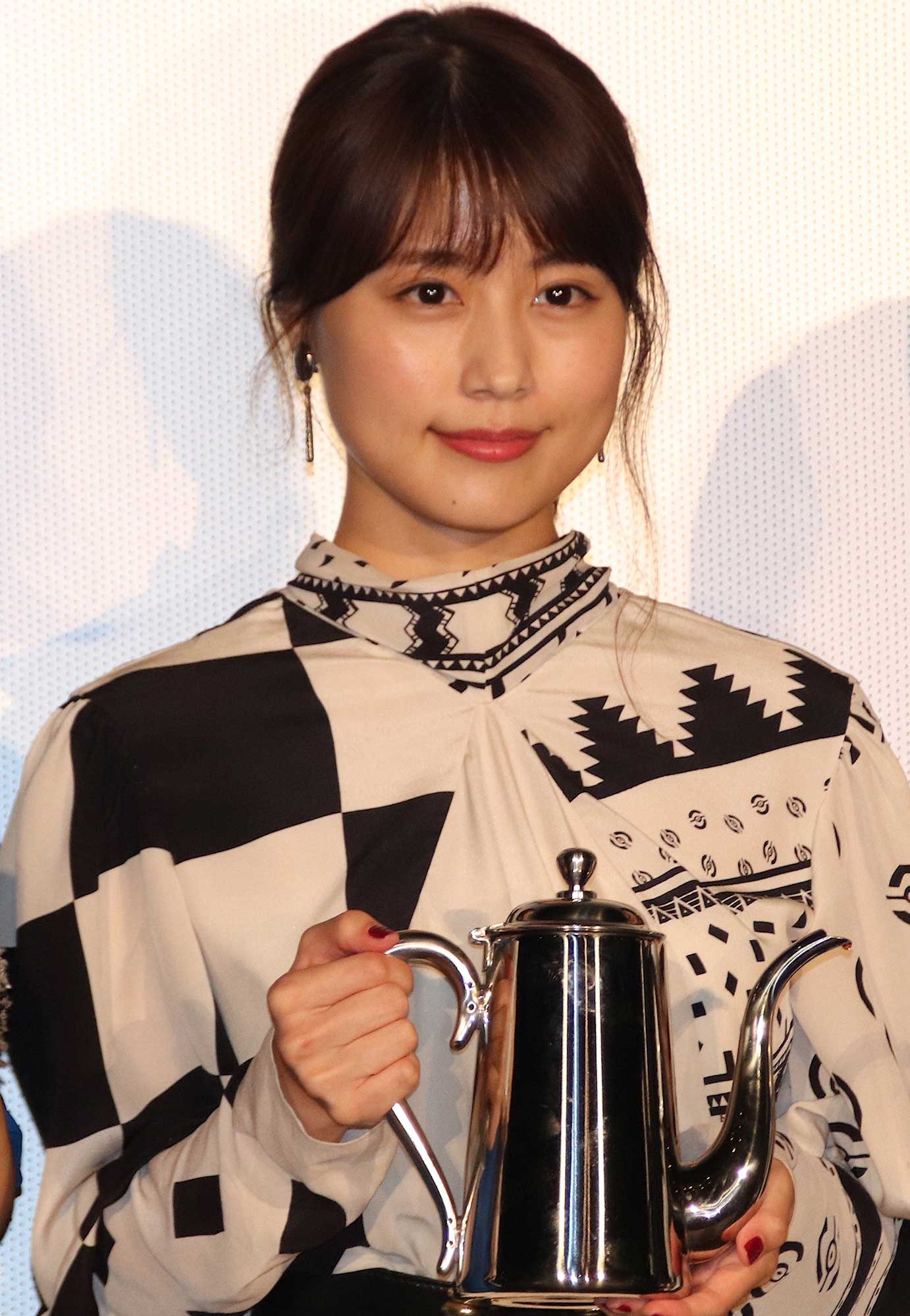 有村架純、“ツインテール”小学生時代の写真を披露！「野生児でした」と