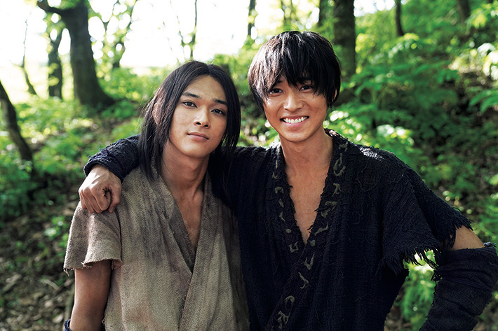 山崎賢人＆吉沢亮の仲良し2ショット公開！『キングダム』の舞台裏を