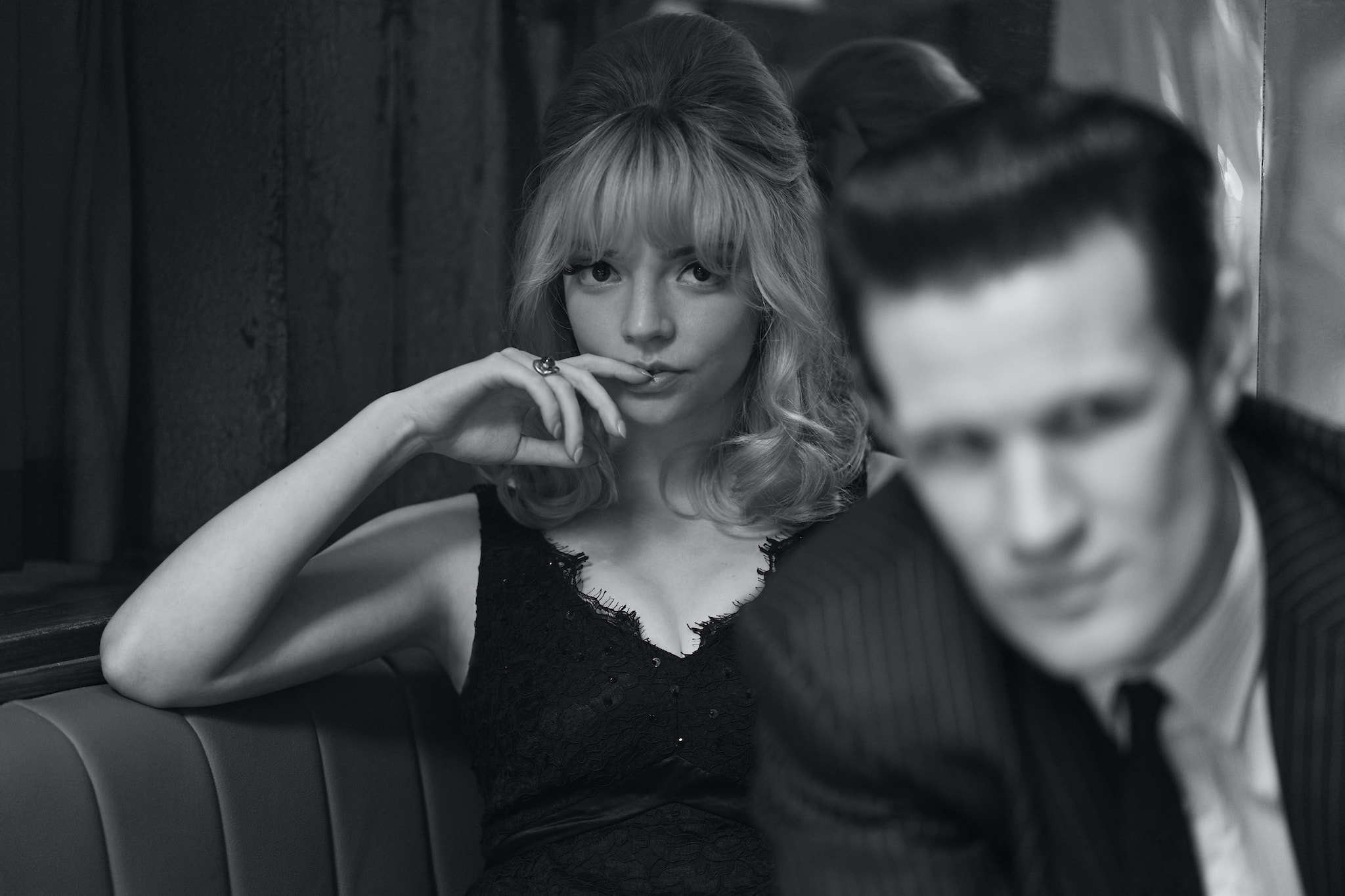 アニャ・テイラー＝ジョイ、“60'Sに生きる”モノクロメイキングカット
