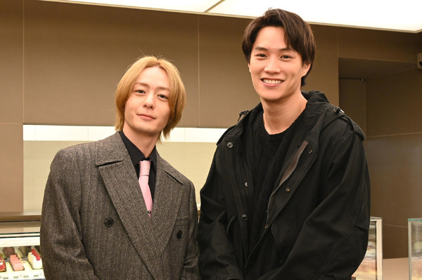 鈴木伸之×犬飼貴丈の仲良しオフショットも公開「ケイ×ヤク」クランク 