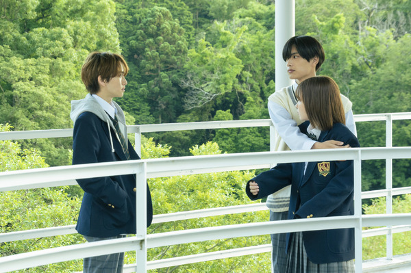高橋恭平＆畑芽育＆板垣李光人のドキドキ場面写真『なのに、千輝くんが