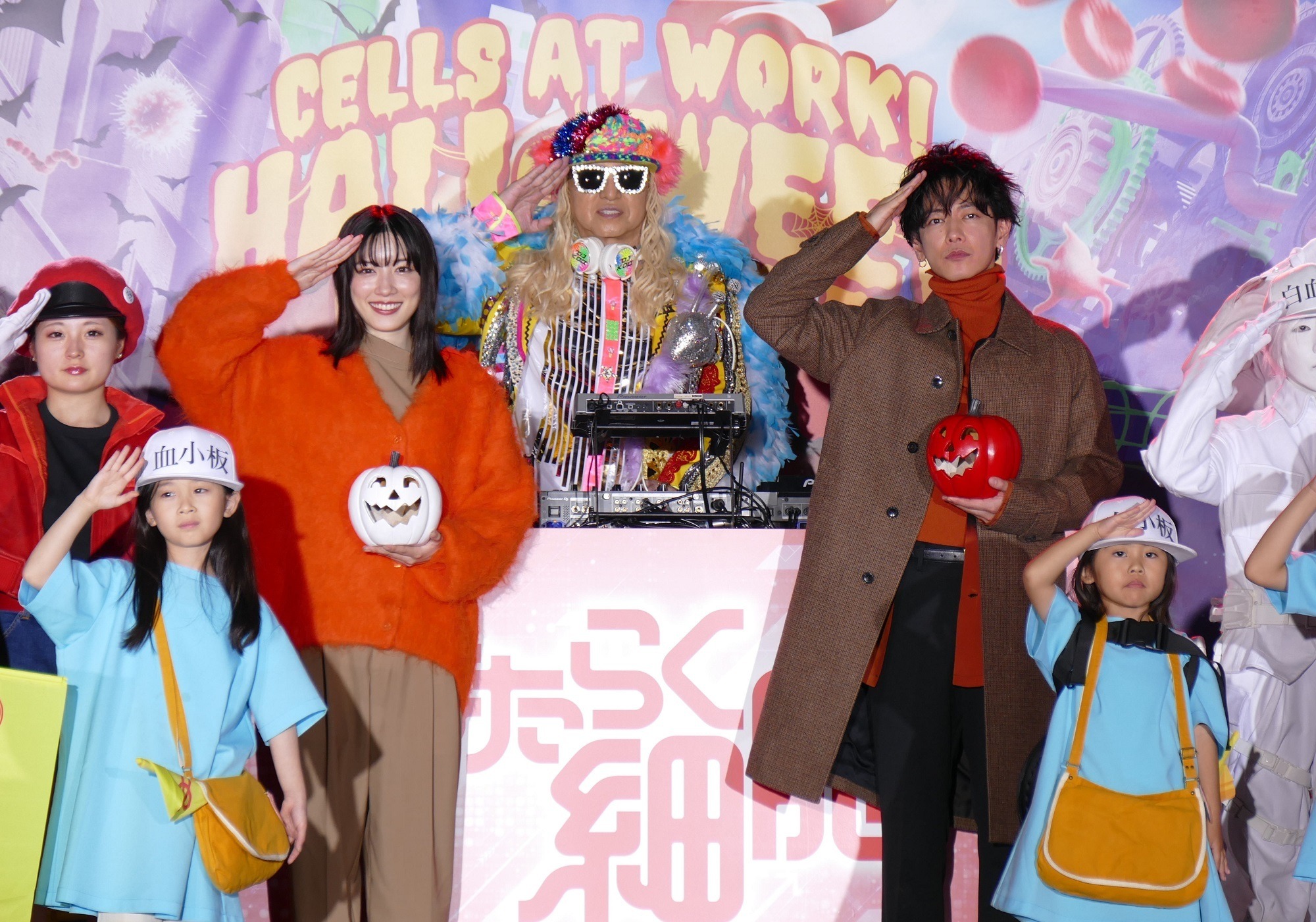 永野芽郁＆佐藤健、オレンジ色コーデで渋谷に登場！『はたらく細胞