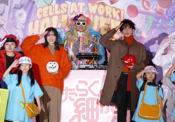 永野芽郁＆佐藤健、オレンジ色コーデで渋谷に登場！『はたらく細胞 