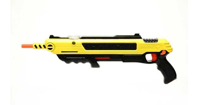 塩の弾丸”で世界を救え！ 世界最新鋭のハエ退治ガン「バグアソルト