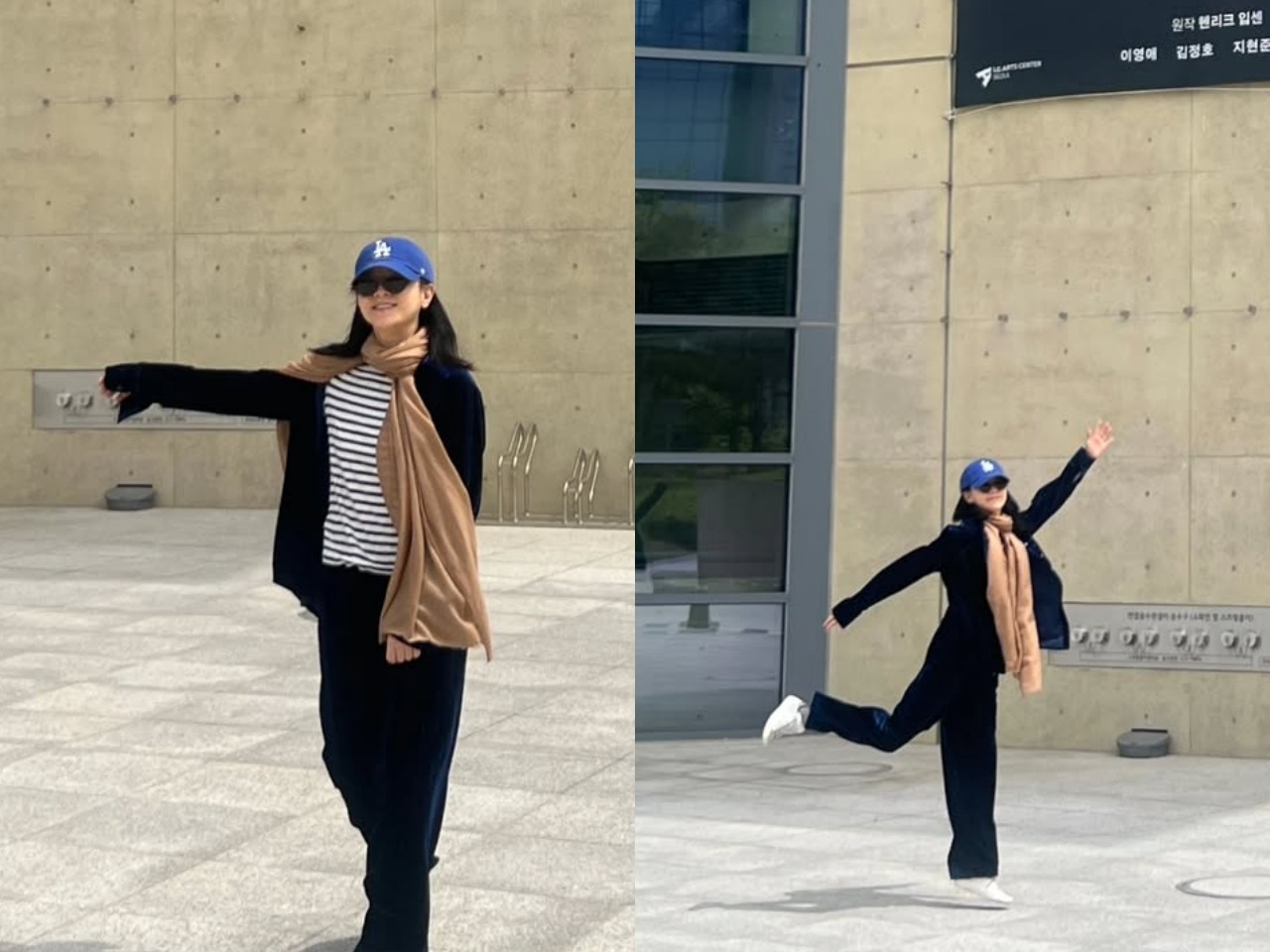 女優イ・ヨンエ、“Z世代”にしか見えない私服姿に注目！ポスターの前で