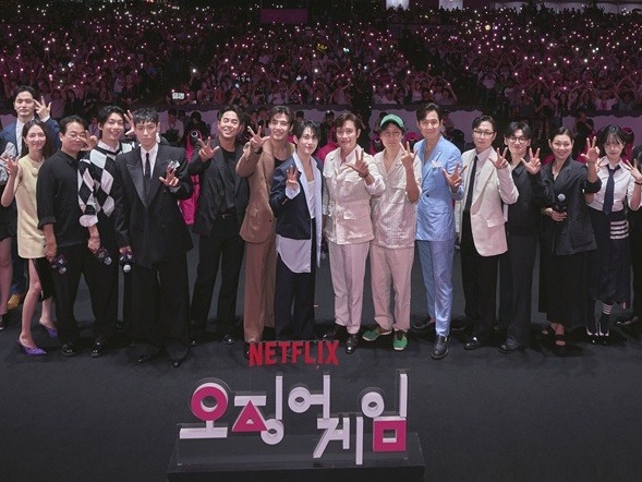 SALE‼️イカゲーム キャスト4枚セット‼️ イカゲーム』全シーズンの主要キャスト総集結！韓国でパレード!!【写真