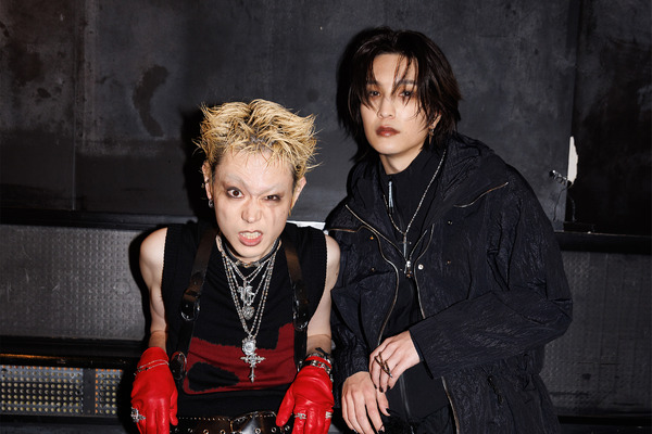菅田将暉＆レイニ“OVER CHROME”の場面写真とメイキングカット「グラス 