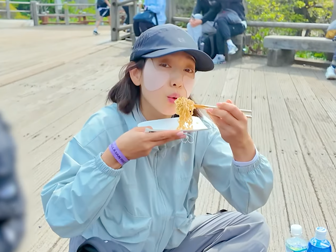 女優パク・シネ、同じ事務所の仲間たちと済州島を満喫！気さくで