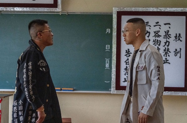 『ラヴ上等』シーズン1 羅武上等学園の教室で向き合う男性メンバー