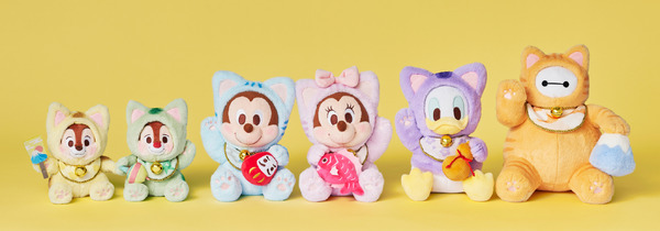 淡いカラーの猫コスチュームを身に着けたディズニーキャラクターが登場