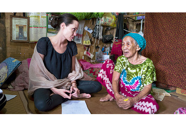 アンジェリーナ ジョリー ミャンマーの90歳の難民と対面 Cinemacafe Net