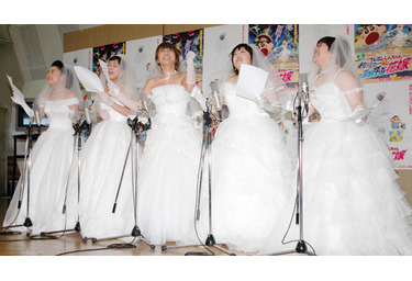 椿鬼奴 はるな愛ら独女5人が華麗な花嫁姿で クレヨンしんちゃん アフレコに参加 cinemacafe net