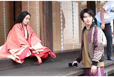 山崎賢人 十二単 の飯豊まりえと平安時代で再会 Galaxy Cm続編 Cinemacafe Net