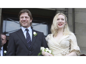 ショーン・ビーンが19歳年下の女性と4度目の挙式 画像