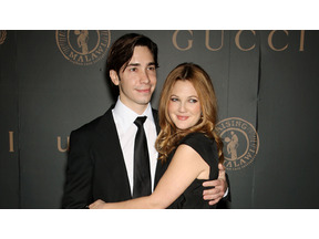 ドリュー・バリモアが、ケニアの子供たちのために100万ドルを寄付 画像