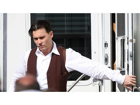 ジョニー・デップ待望の新作撮影現場で、ファンに大サービス！ 画像