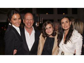 デミ・ムーア、新作試写会で愛娘とその父親である元夫、その新恋人と4ショットを披露 画像