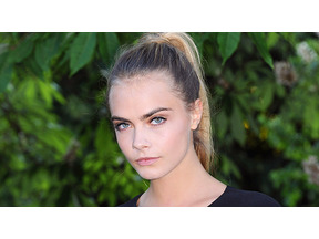 カーラ・デルヴィーニュ、ペットのうさぎのためにナニーを雇う？ 画像