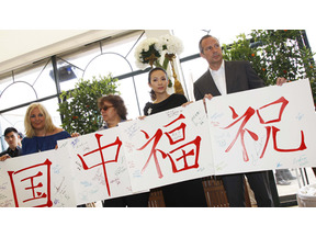 カンヌ映画祭で、母国の被災地のためチャリティ活動に励むチャン・ツィイー 画像